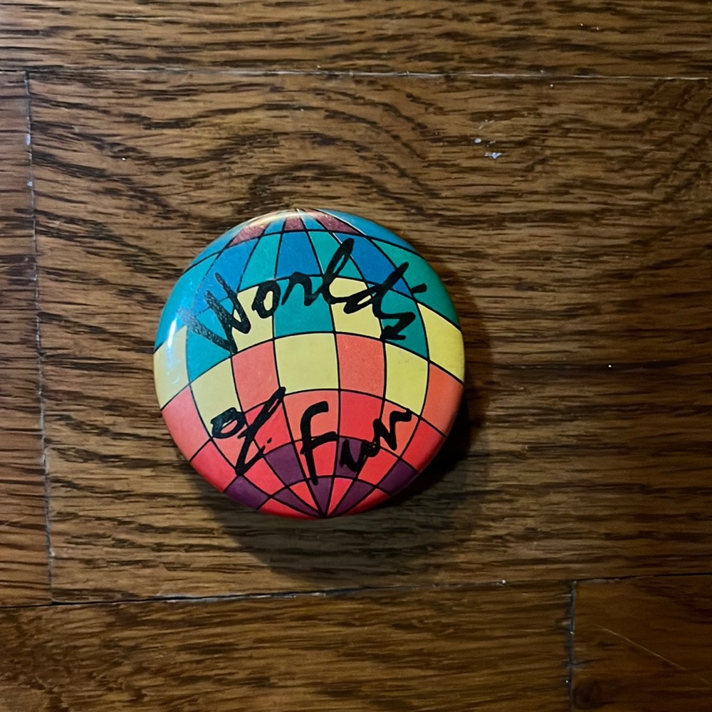 Vintage Workds of Fun Amusement Park pin Button Pin back